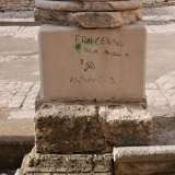 E poi ci sono le scritte, alcune anche molto volgari, presenti sia sulle colonne che sui muri che cingono i lati